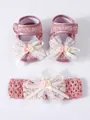 Detailansicht von rosa Spitzen-Babyschuhen und passendem Stirnband-Set mit Blumen - Altrosa