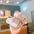 Sandales d'été roses pour bébé fille avec trois nœuds mignons et une semelle souple - Rose