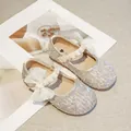 Glänzende Prinzessinnenschuhe für Mädchen mit eleganter Schleife und Perlenriemen. - Gebrochenes Weiß