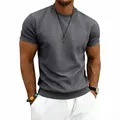 Detail van een grijs getextureerd T-shirt met ruitpatroon voor heren, casual stijl - donkergrijs