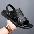 Detailansicht der schwarzen Herren-Ledersandalen mit RMR-Logo und atmungsaktivem Riemen. - 38 / Schwarz