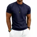 Vista dettagliata della t-shirt blu scuro da uomo con girocollo e trama waffle quadrata - Blu navy