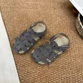 Vista superior de sandalias grises de lunares para niñas con cierre de velcro - 23 (Longitud Interior 15.0cm) / Gris