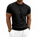 Dettaglio macro della t-shirt nera da uomo con particolare trama a quadretti - Nero