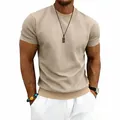 Dettaglio della t-shirt beige da uomo con girocollo e trama a quadretti testurizzata - Kaki