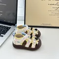 Sandalias de verano para bebé con puntera cerrada y puntos de colores en suela suave - Amarillo