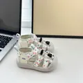 Primer plano de sandalias para niños con lunares de colores y suela blanda - Azul