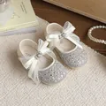 Elegantes merceditas crema para niña con puntera de pedrería y delicado lazo de encaje - Beige