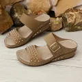 Eleganti sandali con zeppa marrone da donna con borchie dorate e fibbia decorativa - Marrone / 36