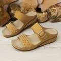 Eleganti sandali con zeppa gialli con borchie dorate e cinturino con fibbia per l'estate - Giallo / 36