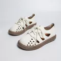 Elegante sommerliche cremefarbene hohle Vintage-Sandalen mit weicher brauner Sohle - Beige