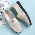 Mocassins en cuir perforé blanc pour hommes avec semelle en caoutchouc souple - Blanc Perforé