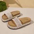 Stijlvolle zomerse plateausandalen voor dames met witte parels en fonkelende strass - Tan