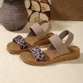 Dettaglio laterale di sandali bassi da donna con stampa leopardata ed elastico marrone - Leopardo Cachi