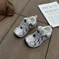 Vue détaillée de chaussures de randonnée en maille respirante argentée pour enfants sur bois - 34 (Longueur intérieure 21.5cm) / Argent