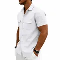 Vista detallada de una camisa de lino blanco de manga corta para hombre con bolsillos - S / Tops / Blanco