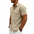 Primer plano de una camisa de trabajo para hombre en lino caqui con bolsillos en el pecho. - S / Tops / Caqui