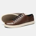 Dettaglio delle sneakers marroni da uomo in ecopelle con lacci neri e suola crema - 41 / Stile Marrone (KD4254)