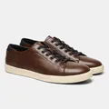 Vista laterale dettagliata di sneaker da uomo in ecopelle marrone con lacci neri - 41 / Stile con Pannelli alla Moda (KD4254)