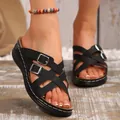 Vista detallada de sandalias de cuña negras para mujer con correas de doble hebilla y puntera abierta - 36 / Negro