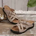 Vista detallada de sandalias con cuña beige con correas de hebilla y suela gruesa. - 36 / Beige