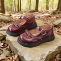 Scarpe Mary Jane in vernice bordeaux con decorazione fiocco in un ambiente forestale - 26 / Borgogna