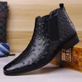 Detalle de la textura de avestruz negra y punta cuadrada de las botas Chelsea. - 39 / Negro