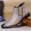 Primer plano de botas Chelsea para hombre con textura de avestruz gris y puntera cuadrada - 39 / Blanco lechoso