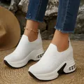 Weiße, atmungsaktive Fly-Woven-Slip-On-Plateau-Sneaker für die Herbstmode der Damen - Weiß