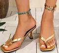 Elegante goldene Stiletto-Zehentrenner-Sandalen mit quadratischer Zehenpartie und Pfennigabsatz - Gold