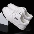 Vista detallada de zapatillas informales de cuero blanco para hombre con textura fina - 37 / Blanco