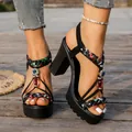 Vista detallada de sandalias de tacón alto con tiras trenzadas y adornos de joyas - Estilo Étnico Bohemio (Negro 11)