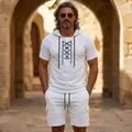Sommerliches weißes Herren-Set mit Kapuze, Schnürdetail und lässigen Cargo-Shorts in Nahaufnahme. - Weiß