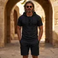 Lässiges schwarzes Herren-Set mit Kapuzen-T-Shirt und Cargo-Shorts, präsentiert an einem Model - Schwarz
