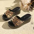 Vista detallada de sandalias de cuña con estampado de leopardo y tacón de 6,5 cm. - Estampado de leopardo marrón