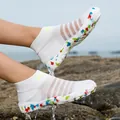 Chaussures d'eau blanches respirantes avec semelles en caoutchouc à motifs colorés - Blanc