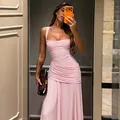 Elegante abito lungo senza maniche rosa chiaro con scollo quadrato e drappeggio. - XS / Vestiti / Rosa
