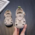 Süße beige Babysandalen mit Bären-Design und weicher Anti-Kick-Sohle für Kleinkinder. - Beige