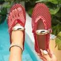 Détail de ballerines Mary Jane rouges en résille avec une boucle en métal doré chic - 36 / Rouge (Avec Fermoir)