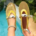 Primer plano de bailarinas Mary Jane de malla amarilla con elegante adorno metálico dorado - 36 / Amarillo Hebilla