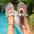 Détail rapproché de ballerines Mary Jane en maille avec boucle métallique dorée chic. - 36 / Style Mary Jane à boucle / Abricot