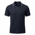 Gros plan d'un polo pour homme bleu marine avec fermeture éclair et texture jacquard - Bleu Marine