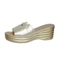 Sandalo con zeppa oro champagne, trama coccodrillo e suola platform ondulata. - Oro