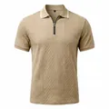 Détail de la texture en tricot jacquard kaki et du zip sur le polo pour homme - Khaki