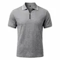 Détail d'un polo jacquard gris pour homme avec col zippé et textures délicates - Gris clair