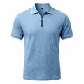 Détail de la texture jacquard vintage et du zip métallique sur polo bleu clair - Bleu clair