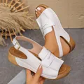 Eleganti sandali bianchi con plateau da donna con cinturino a fibbia regolabile - Beige