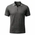 Détail de polo jacquard rétro gris avec fermeture éclair et col contrasté, vue de face - Gris foncé