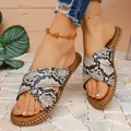 Detailansicht der flachen Sandalen mit Schlangenmuster und strassbesetzten Sohlenkanten - Schwarzes Schlangenmuster