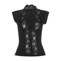 Dettaglio di un top nero senza maniche con bordo in pizzo intricato e scollo a V - Taglia S / Top / Nero